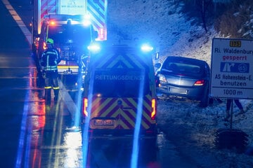 Unfall A4: Opel schleudert von A4: Polizei warnt vor Stau