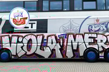 Racheakt von Fußballchaoten? Hansa-Bus am Zwickauer Stadion beschmiert