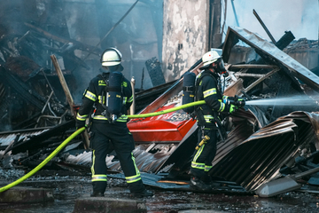 Feuer zerstört Supermarkt und sorgt für Millionen-Schaden: Sind Jugendliche die Brandstifter?