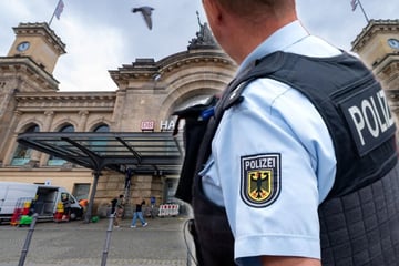 Dresden: Ungewöhnlicher Besuch: Mann mit offenen Haftbefehlen taucht bei Polizei auf