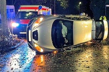 Sternhagelvoll auf nasser Straße unterwegs: Seat-Fahrer zerlegt es an Verkehrsinsel