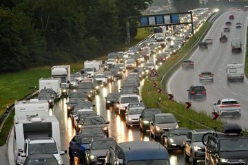 Unfall A8: Laster mit Reifenplatzer: 14 Autos in Unfall auf A8 verwickelt