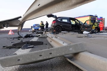 Schwerer Unfall auf der Sachsenbrücke: Ehepaar durchbricht Mittelleitplanke!