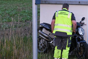 Auto kracht in Motorrad: Biker nach Sturz verletzt