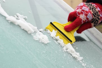 Autofahrer kratzt nur Sichtloch frei: Fußgänger erfasst und schwer verletzt