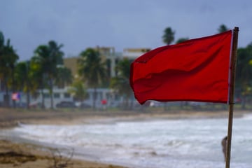 Tourist will trotz Warnungen ins Wasser und bezahlt dafür mit dem Leben