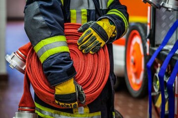 Kellerbrand in Mehrfamilienhaus: Zehn Menschen per Drehleiter gerettet