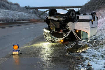 Unfall A71: Transporter-Fahrer überschlägt sich mehrfach bei Glätte auf A71