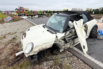 Schwerer Frontalcrash auf Bundesstraße: Vier Personen verletzt, Vollsperrung