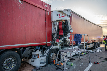 Unfall auf der A4: Lkw-Fahrer kracht in Stauende: 62-Jähriger lebensgefährlich verletzt