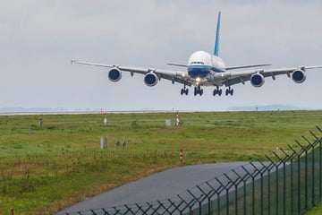 Dresden: Weltgrößtes Passagier-Flugzeug in Dresden gelandet: So geht es jetzt für den A380 weiter