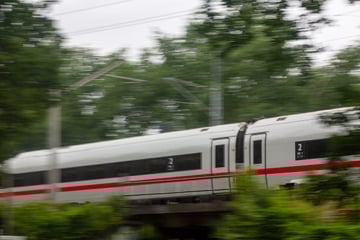 Hamburg: ICE-Fahrgast spannt Hängematte im Zug: Jetzt drohen Konsequenzen
