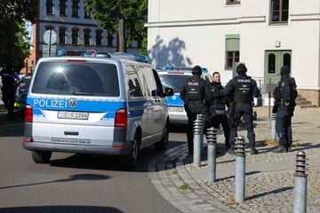 Leipzig: Schwer bewaffnete Polizisten am Arbeitsamt in Leipzig: Was ist da los?