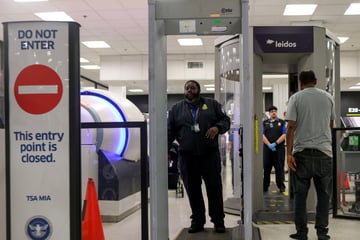 "Schock und sofortige Schmerzen": Frau klagt wegen zerstörtem Implantat nach Sicherheits-Check