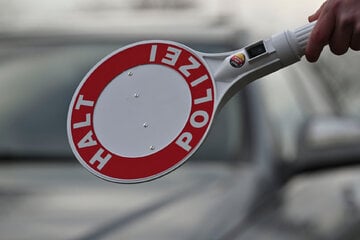 Zweimal in einer Nacht erwischt: 18-Jähriger fährt berauscht Auto