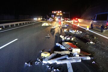 Unfall A2: Trümmer und Möbelteile: Lkw verliert Fracht bei Auffahr-Unfall auf A2