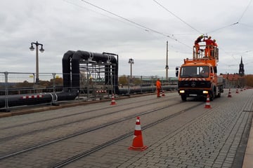 Augustusbrücke für ÖPNV gesperrt: DVB-Mitarbeiter im Einsatz
