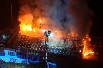 Hamburg: Feuerwehr im Großeinsatz: Ehemaliges Hotel in Flammen