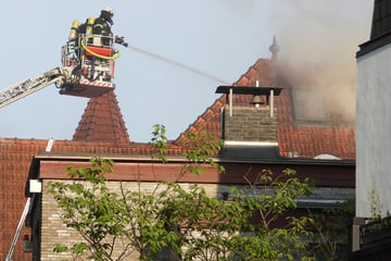 Hamburg: Hitzeschlacht in Hamburg! Einsatzkräfte kämpfen gegen Feuer und Extrem-Temperaturen