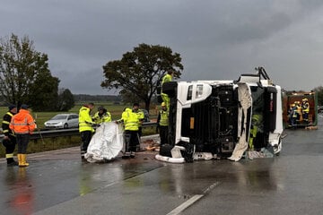 Schwere Kost: Lastwagen mit Käse und Toast kippt auf A8 um