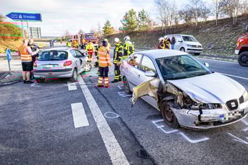 Unfall A17: Peugeot und Seat stoßen nahe A17 zusammen: Drei Personen schwer verletzt