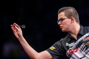 Betrugsvorwurf in schwerer Zeit: Darts-Star wird beschuldigt, Leiden nur vorzutäuschen