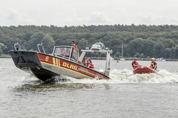 Vatertagsausflug endet fast in Katastrophe: Mann fällt von Boot - Feuerwehr im Großeinsatz