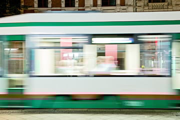Frau (†47) rettet Kind: Heftige Kritik nach tödlichem Straßenbahnunglück in Magdeburg