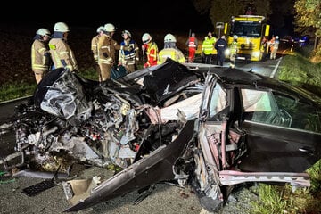 Audi nur noch ein Wrack: 17-Jähriger verliert bei heftigem Unfall sein Leben