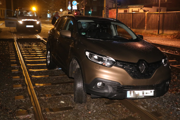 Unfall in Dresden: Renault fährt sich im Gleisbett fest
