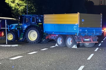 Biker kracht bei Überholmanöver in Traktor: 32-Jähriger mehrere Meter durch Luft geschleudert