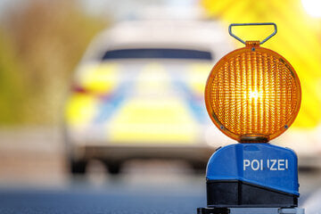 Dacia kracht frontal in Lkw: Frau (†68) stirbt neben Enkelin