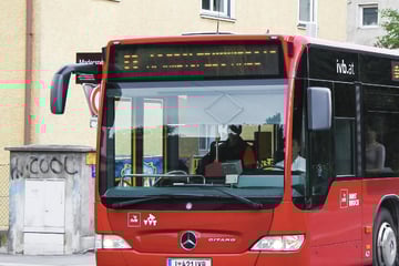 Busfahrer macht beim Tanken fatalen Fehler und verursacht Unfall in Radebeul