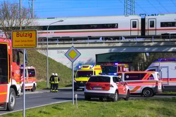 600 Passagiere betroffen: ICE steckt auf wichtiger Bahnstrecke fest, zwei Menschen kollabiert