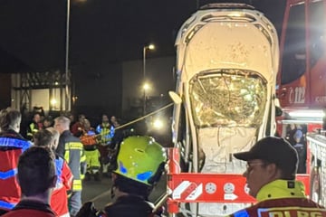 Auto mit fünf Jugendlichen stürzt in Hafenbecken: 18-Jähriger tot