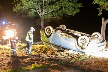 Überschlagen! Ford kommt im Erzgebirge von Straße ab und landet auf Dach