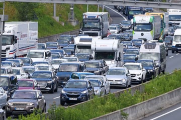 Unfall A7: Rasthof-Mitarbeiter entdeckt seltsame Kartons: A7 wegen Gefahr abgesperrt