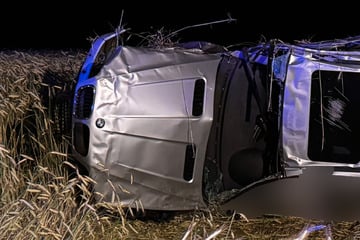 Mehrfacher Überschlag: Fahrer wird aus Auto geschleudert und stirbt