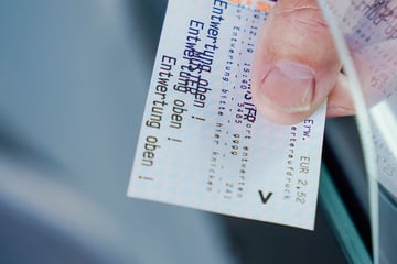 Weil er keinen Fahrschein hat: Mann besprüht Busfahrer mit Reizgas - Zeugen gesucht
