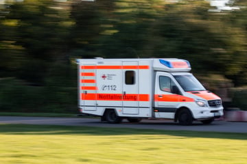 Von der Sonne geblendet: Fahranfängerin kracht in Rettungswagen im Einsatz
