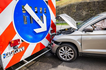 Unfall A17: Sie wollte Vogel ausweichen: Frau kracht auf A17 in Schilderwagen