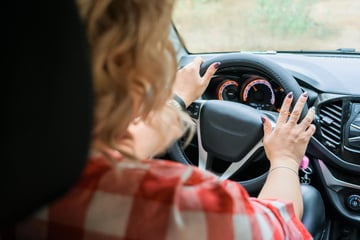 BMW-Fahrerin baut Unfall und haut ab: Polizei bittet um Hinweise zu blonder Frau
