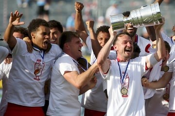 Finaltag der Amateure: Feuchte Augen bei Pokal-Kapitän! Er geht mit der Trophäe