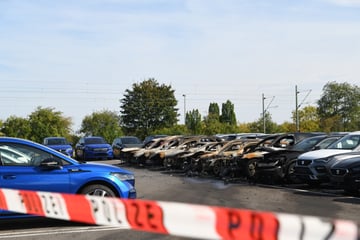 Brandstiftung am Audizentrum in Leverkusen: Zehn Neuwagen gehen in Flammen auf!