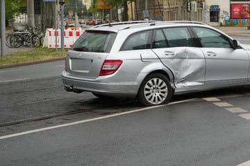 Laster kracht in Mercedes: Sperrung nach Unfall im Leipziger Osten
