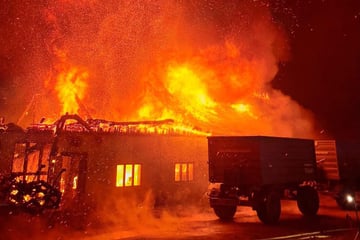Flammen-Inferno auf Agrargelände: Lagergebäude fackelt komplett ab