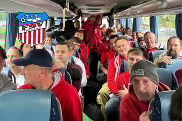 Panne: Fußball-Profis steigen in Fanbus, um rechtzeitig zum Spiel zu kommen