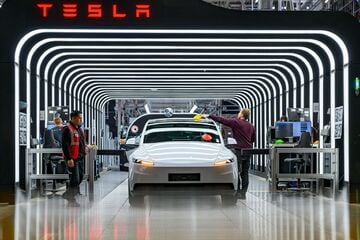 Tesla erhöht Gehälter in Grünheide: So viel verdienen Mitarbeiter jetzt