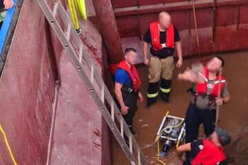 Frachtschiff rammt Felsen: Leck auf der Donau, 20.000 Euro Schaden