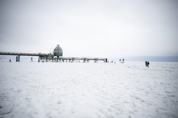 Menschen spazieren auf zugefrorener Ostsee: Polizei warnt